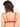 Frau trägt roter BH von Venereea. Zeigt Rücken zur Kamera